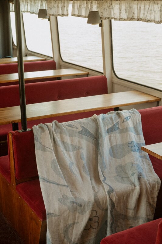 Lapuan Kankurit Kaksin linen blanket, 145 x 200 cm, white - blue, decoration image