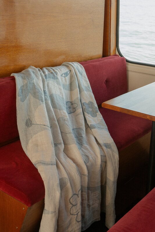 Lapuan Kankurit Kaksin linen blanket, 145 x 200 cm, white - blue, decoration image