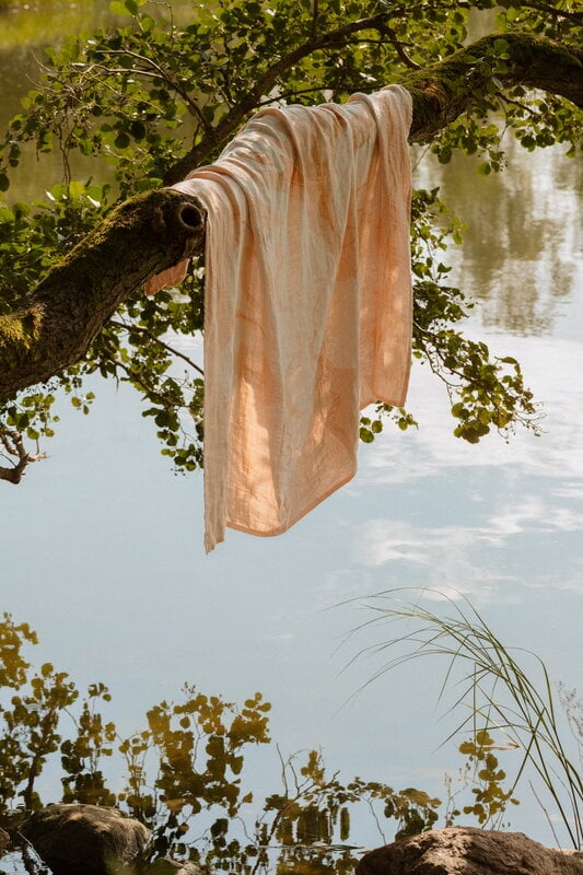 Lapuan Kankurit Kaksin linen blanket, 145 x 200 cm, white - cinnamon, decoration image