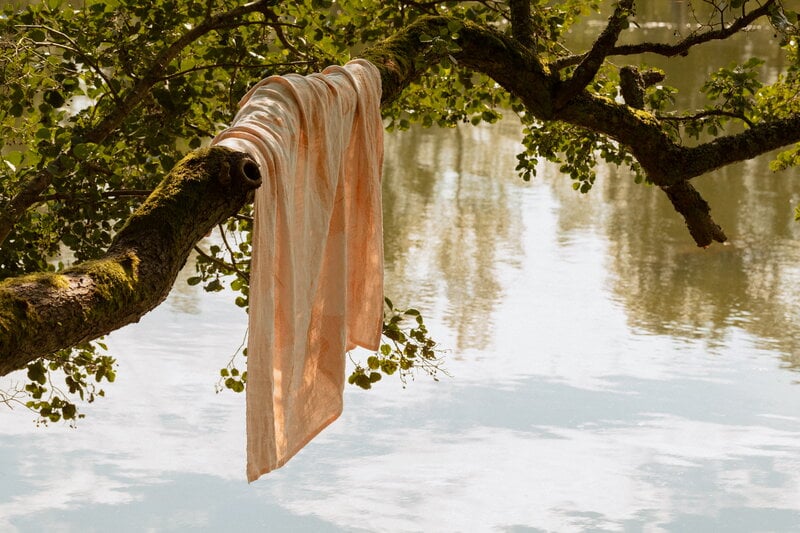 Lapuan Kankurit Kaksin linen blanket, 145 x 200 cm, white - cinnamon, decoration image