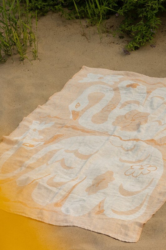 Lapuan Kankurit Kaksin linen blanket, 145 x 200 cm, white - cinnamon, decoration image
