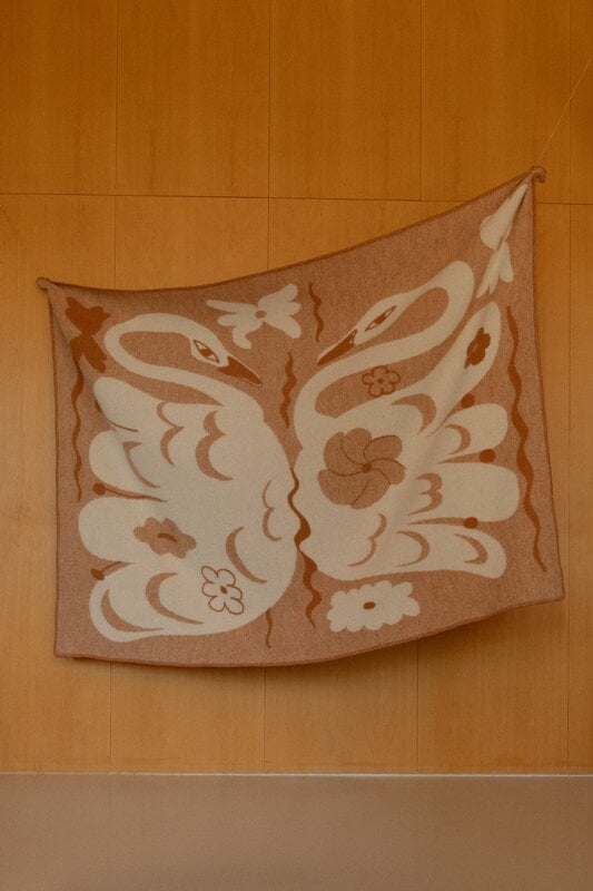 Lapuan Kankurit Kaksin blanket, 130 x 180 cm, cinnamon - white, decoration image