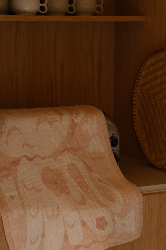 Lapuan Kankurit Kaksin linen towel, 46 x 70 cm, white - cinnamon, decoration image