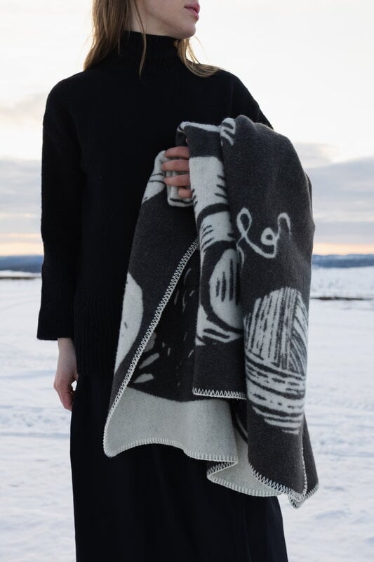 Lapuan Kankurit Kissanpäivät blanket, 90 x 130 cm, dark grey - white, decoration image