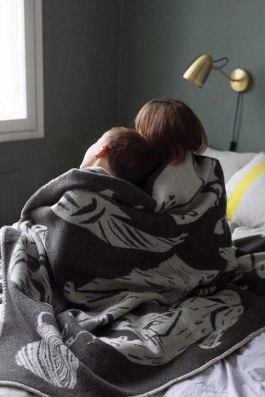 Lapuan Kankurit Kissanpäivät blanket, 90 x 130 cm, dark grey - white, decoration image