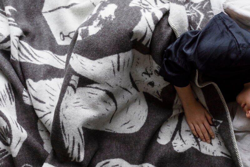 Lapuan Kankurit Kissanpäivät blanket, 90 x 130 cm, dark grey - white, decoration image