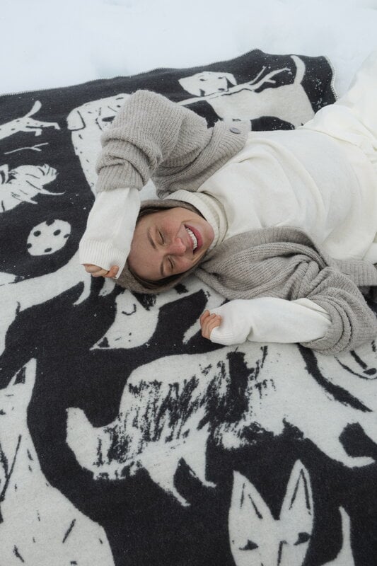Lapuan Kankurit Koirapuisto blanket, 130 x 180 cm, dark grey - white, decoration image