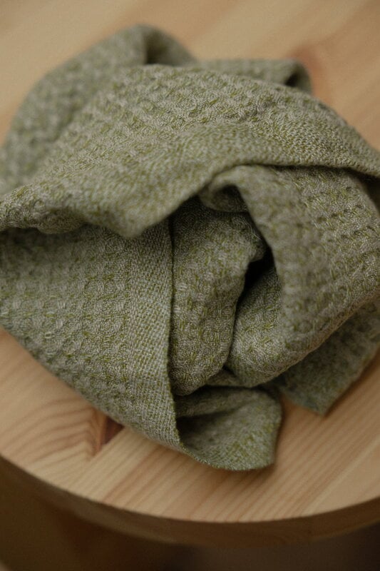 Lapuan Kankurit Luoto hand towel, linen - olive, dekorationsbild