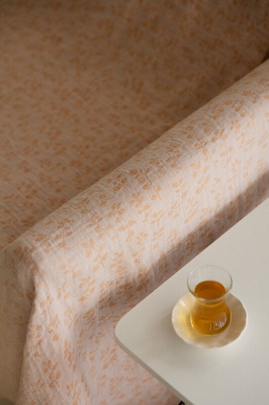 Lapuan Kankurit Meirami table cloth/throw, 145 x 260 cm, rose - cinnamon, decoration image