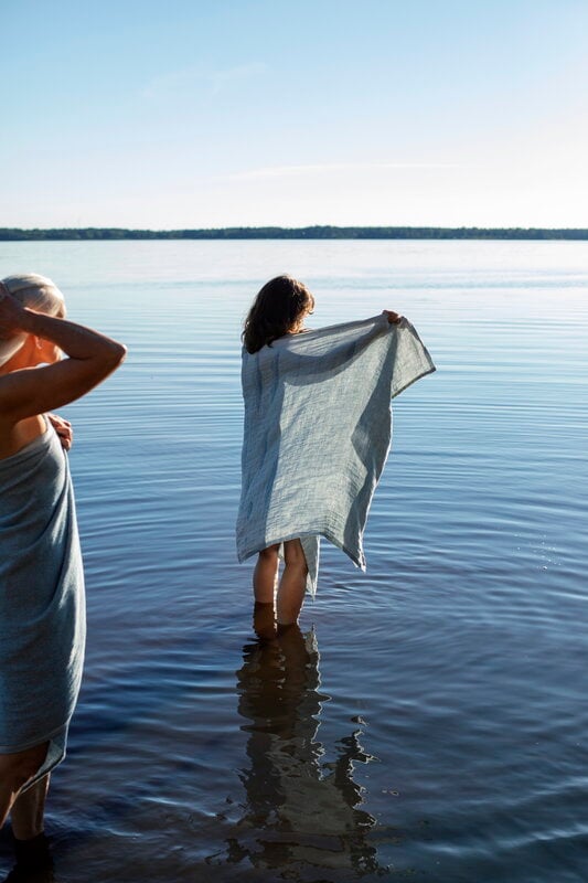 Lapuan Kankurit Merellä large bath towel, 95 x 180 cm, linen - blue, decoration image