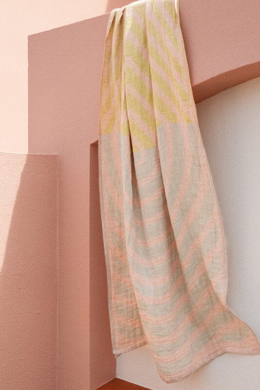 Lapuan Kankurit Serviette de bain Metsälampi, rose - gris - vert citron, image décorative