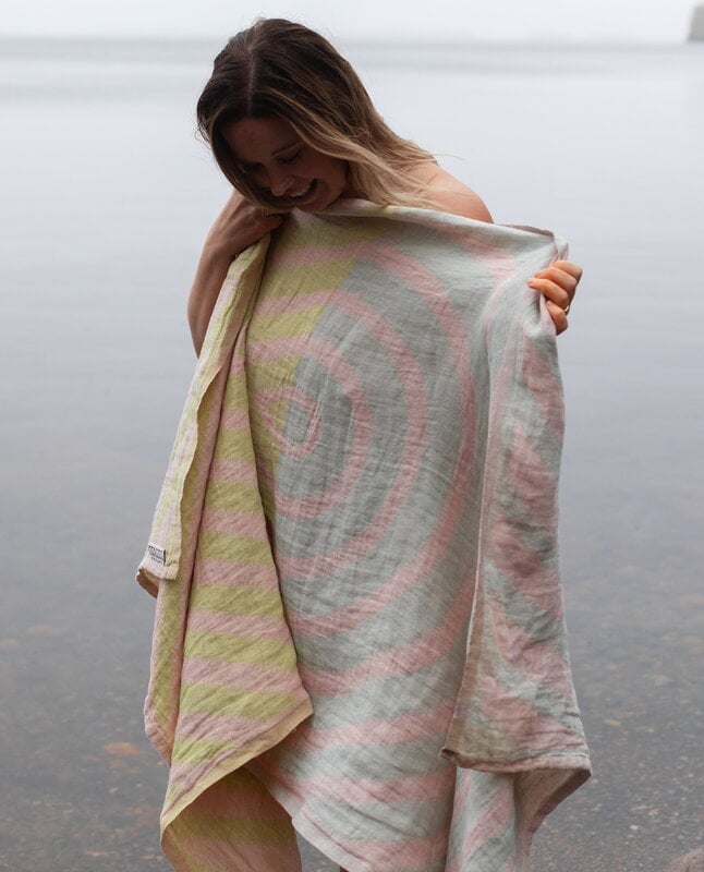 Lapuan Kankurit Serviette de bain Metsälampi, rose - gris - vert citron, image décorative