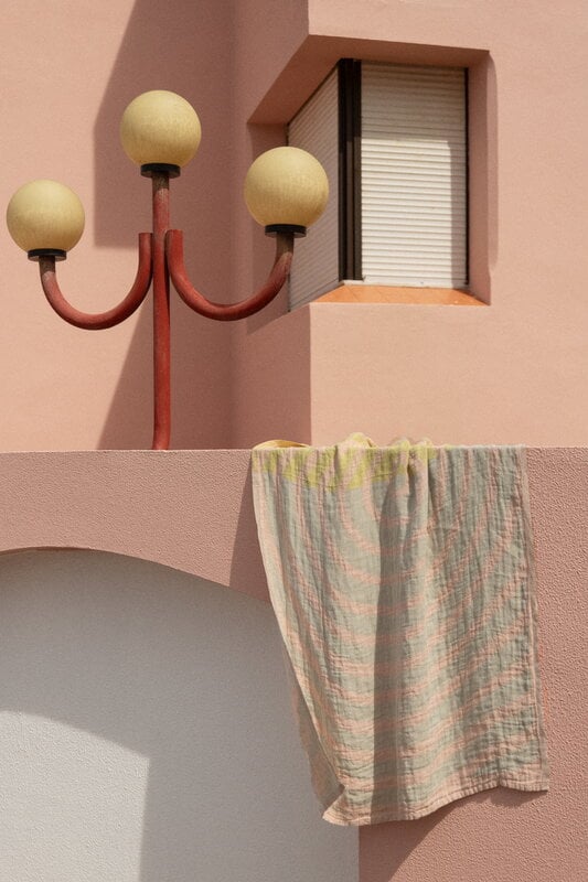 Lapuan Kankurit Serviette de bain Metsälampi, rose - gris - vert citron, image décorative