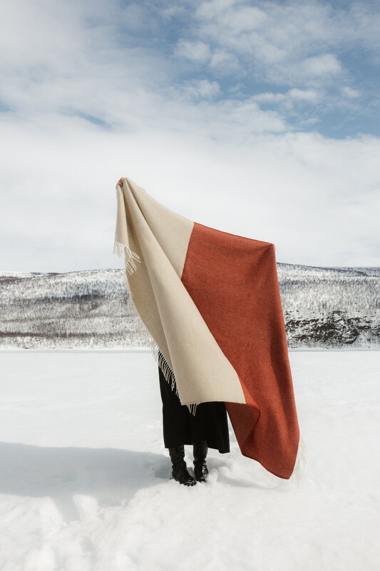Lapuan Kankurit Naapuri blanket, 135 x 180 cm, beige - cinnamon, decoration image