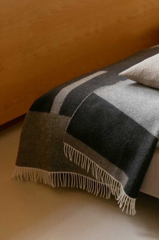 Lapuan Kankurit Suunta blanket, 130 x 180 cm, grey - white - black, decoration image