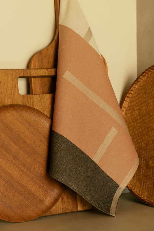 Lapuan Kankurit Suunta towel, 46 x 46 cm,  cinnamon - white - black, decoration image