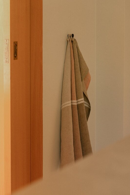 Lapuan Kankurit Serviette en lin Venla, 46 x 70 cm, olive mélangée - blanc, image décorative