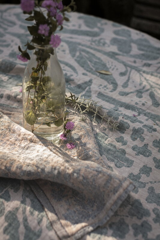Lapuan Kankurit Villiyrtit tablecloth/throw, 150 x 200 cm, rose - petroleum, decoration image