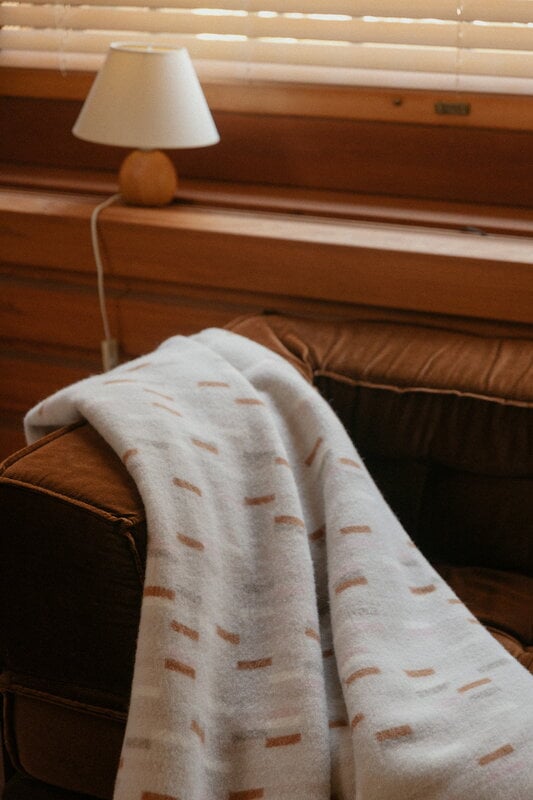 Lapuan Kankurit Yllätys blanket, 130 x 180 cm, beige - rose - cinnamon, decoration image