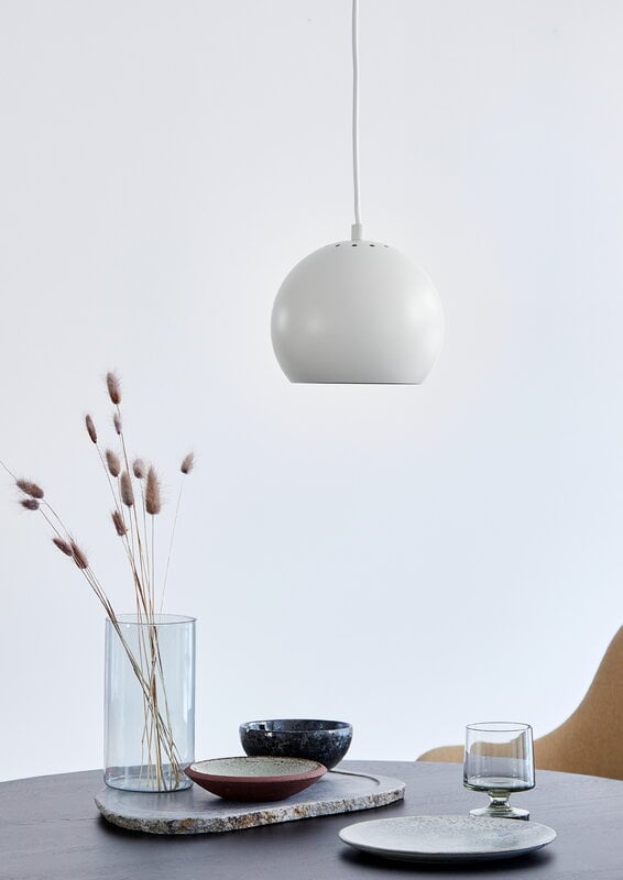 Frandsen Ball pendant, 18 cm, blanco mate, imagen de decoración