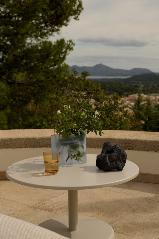 Muuto Ridge Vase, 16,5 cm, hellblaues, mattiertes Glas, dekorationsbild
