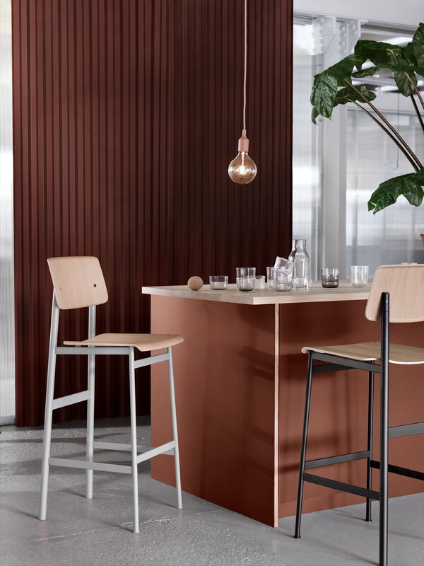 Muuto Loft bar stool 65 cm, black - oak, decoration image