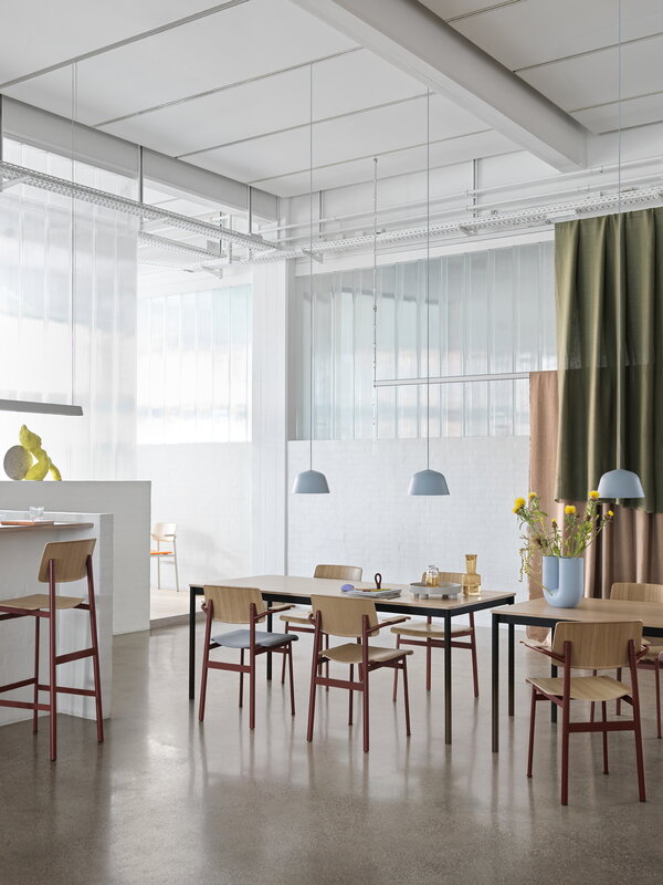 Muuto Loft chair, deep red - oak, decoration image