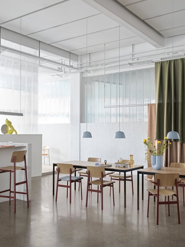 Muuto Loft chair, deep red - oak, decoration image