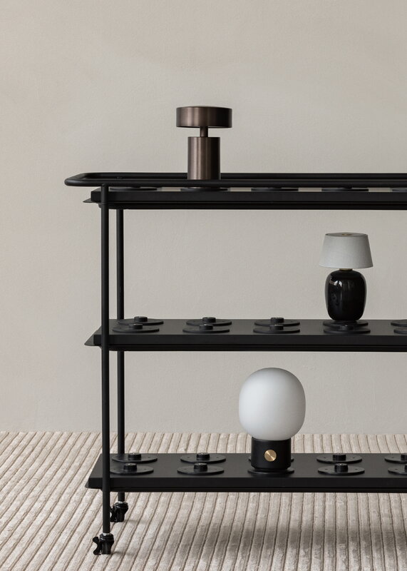 Nos Maisons Du Monde Lampes à Poser Lampe étagère En Métal Noir Et Globe En  Verre sont de bonne qualité, à bas prix, de haute qualité et en quantité