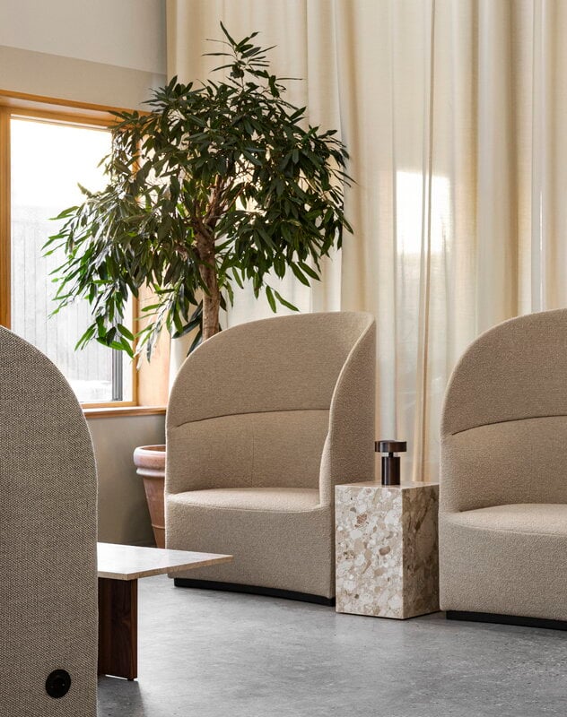 Audo Copenhagen Tavolo Plinth, alto, marmo Kunis Breccia, immagine decorativa
