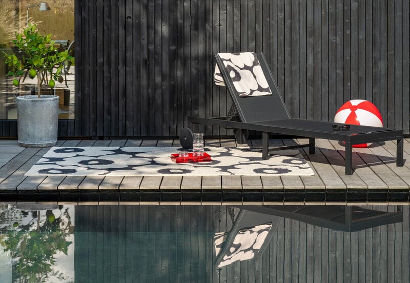 Marimekko Unikko Outdoor matto, charcoal-white, sisustuskuva