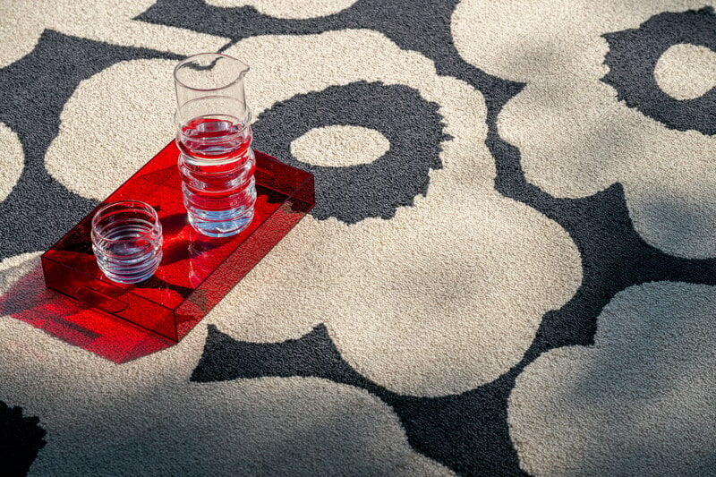 Marimekko Unikko Outdoor matto, charcoal-white, sisustuskuva