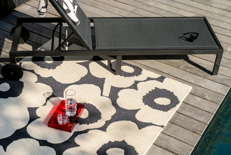 Marimekko Unikko Outdoor matto, charcoal-white, sisustuskuva