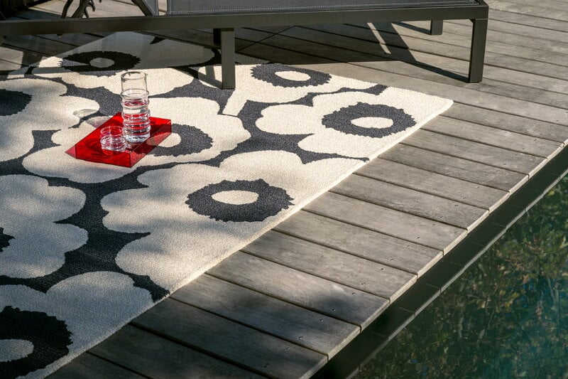 Marimekko Unikko Outdoor matto, charcoal-white, sisustuskuva