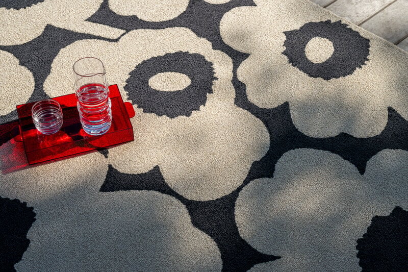 Marimekko Unikko Outdoor matto, charcoal-white, sisustuskuva