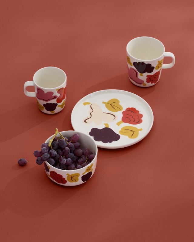 Marimekko Oiva - Kukasta kukkaan muki, 4 dl, valk. - vaal.pun - terrakotta - luumu, sisustuskuva