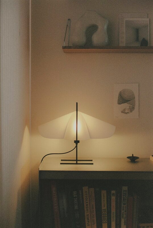 Motarasu Cho table lamp, white - black, decoration image