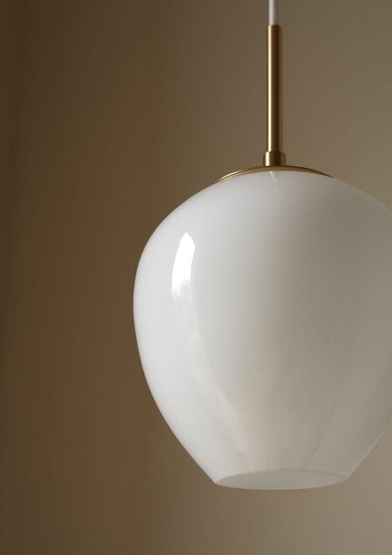 Carl Hansen & Søn MT221-D170 Tulip pendant, 17 cm, brass - opal white, decoration image