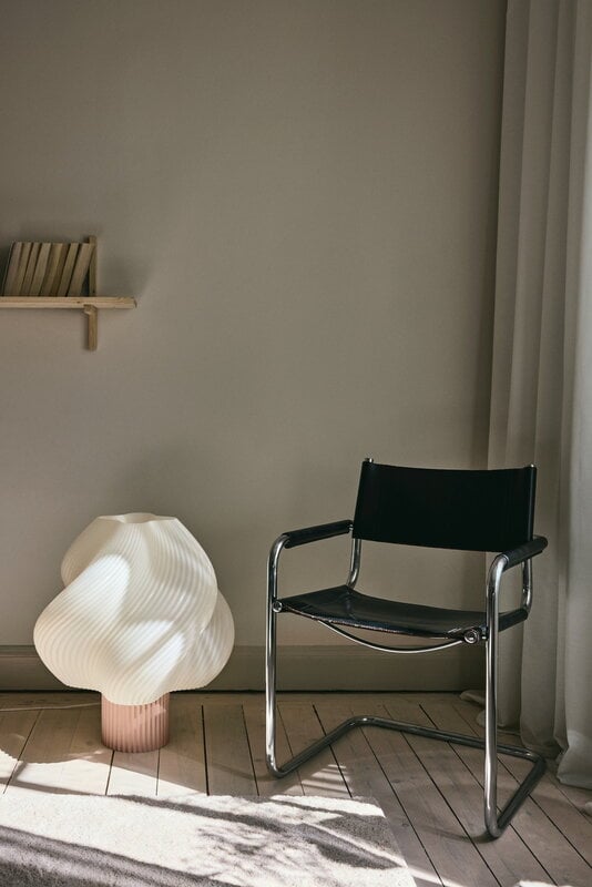 Crème Atelier Soft Serve floor lamp, mega, wild strawberry, decoration image