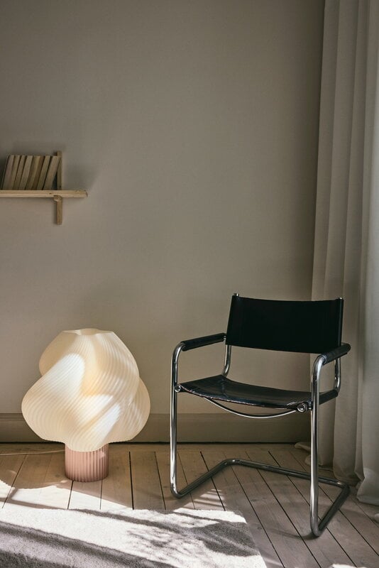 Crème Atelier Soft Serve floor lamp, mega, wild strawberry, decoration image