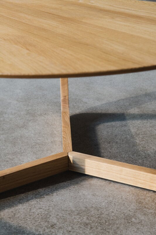 Møbel Copenhagen Lili lounge table, medium, 75 cm, oiled oak, decoration image
