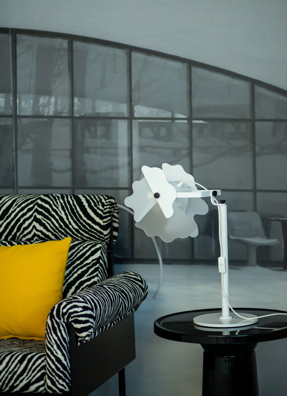 Innolux Perhonen table lamp, white, decoration image