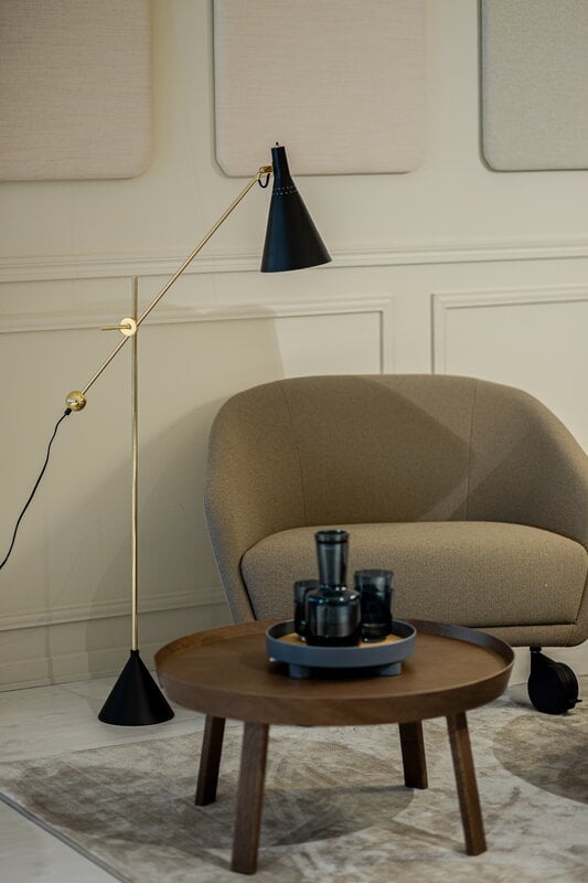 Innolux Tapio lampada da terra, nero - ottone, immagine decorativa