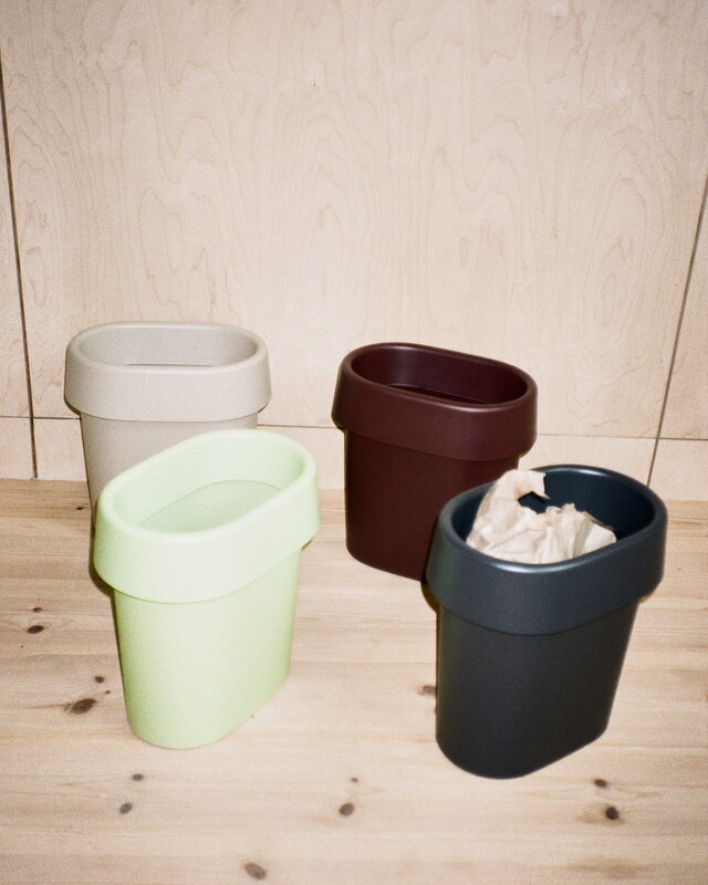 Muuto Reduce Papierkorb, Anthrazit, dekorationsbild