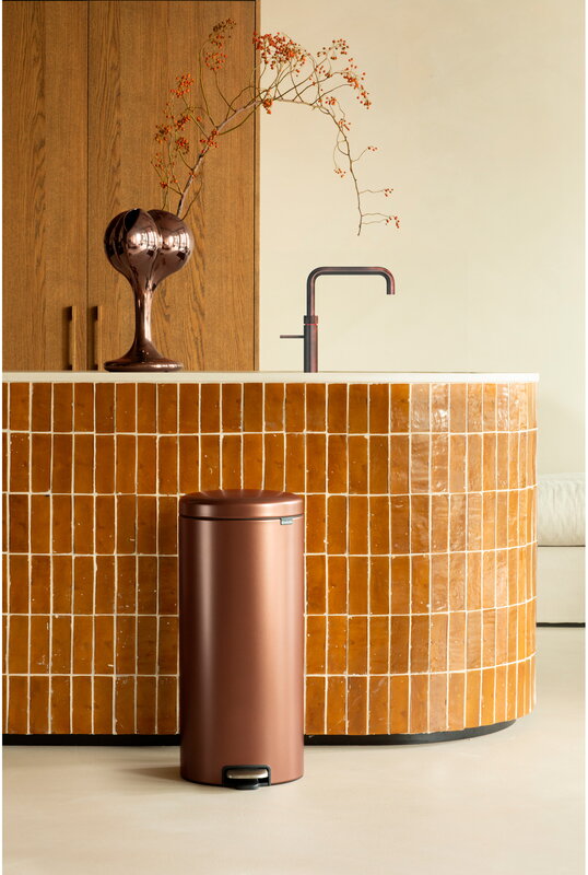 Brabantia newIcon pedal bin, 30 L, warm bronze, decoration image