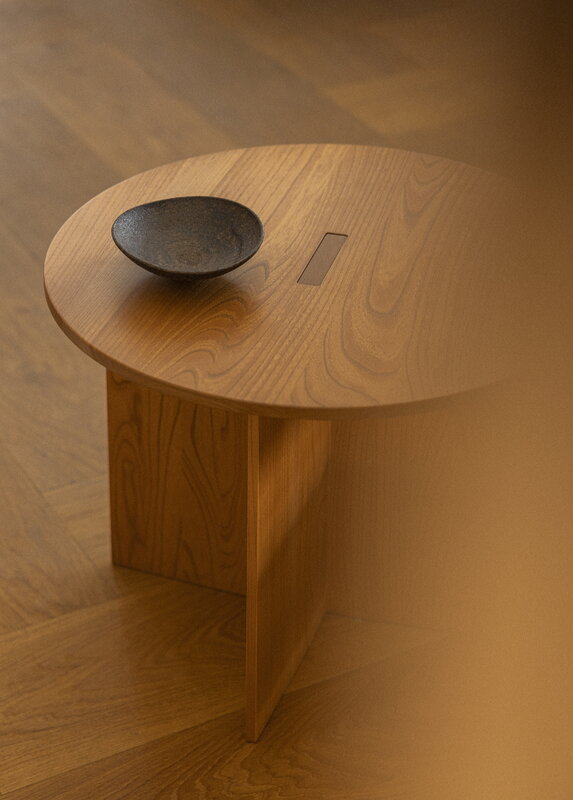 Karimoku Case N-ST02 side table, 50 x 50 cm, lacquered oak, decoration image