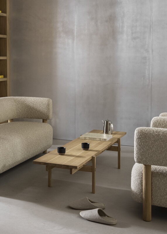 Karimoku Case N-CT03 sohvapöytä, 45,8 x 150 cm, lakattu tammi, sisustuskuva