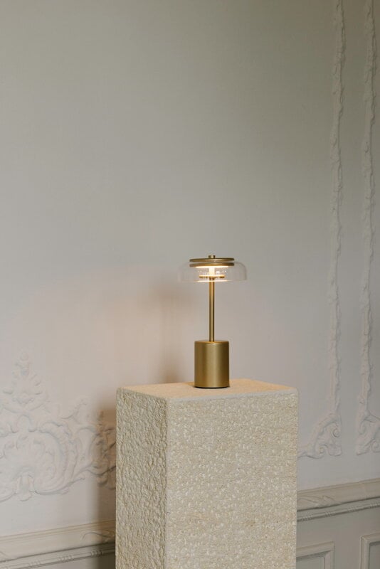 Nuura Lampe de table portable Blossi Mini, Nordic gold - transparent, image décorative