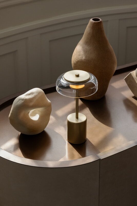 Nuura Lampe de table portable Blossi Mini, Nordic gold - transparent, image décorative