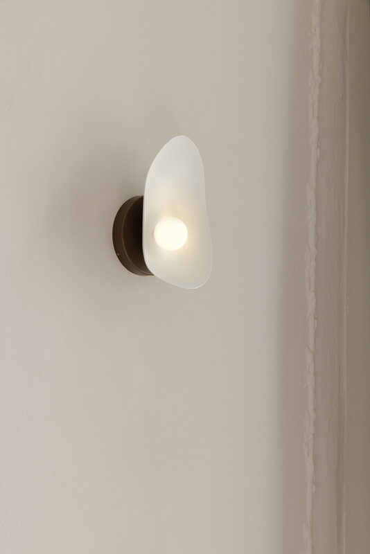 Nuura Florii 1 wall lamp, dark bronze - white, decoration image
